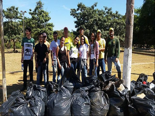 Equipe do Coletivo Jovem de Pirenópolis e da Secretaria do Meio Ambiente limpando a Beira Rio. Foto: Artthur Abreu